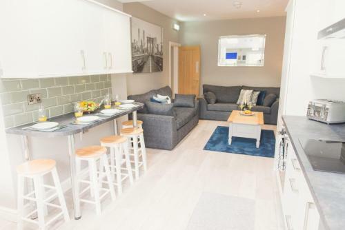 Lynnton House - 6 Bedroom House All With En-suite