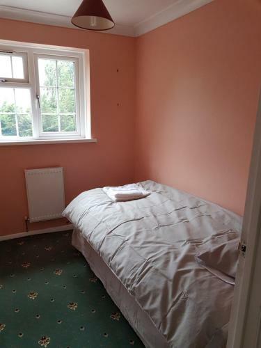 Spacious Swindon 5 Bedroom House - Sleeps Up To 10