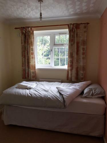 Spacious Swindon 5 Bedroom House - Sleeps Up To 10
