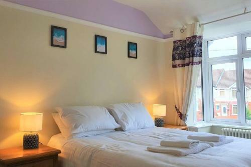 5 Bed, 2 Bath Home + Terrace, Garden & Parking