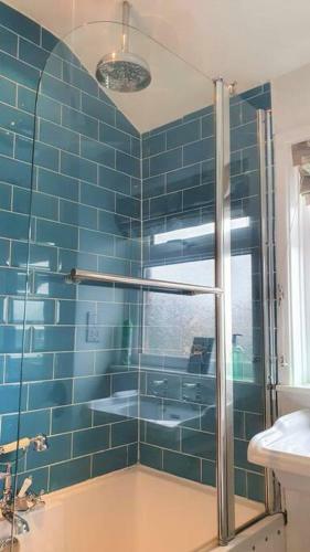 5 Bed, 2 Bath Home + Terrace, Garden & Parking