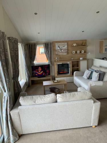 Lakeside Lodge With Hot Tub