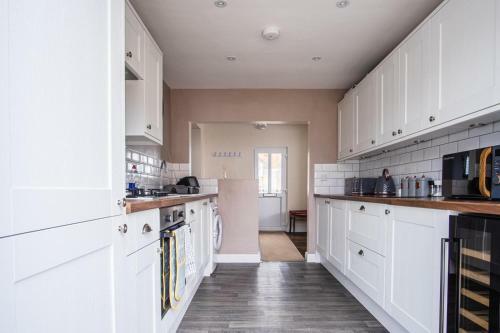 Tallets Apartment With Balcony & Parking