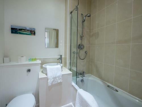 Pass The Keys 2 Bed Apartment With Balcony Views