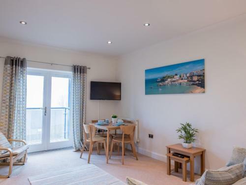 Pass The Keys 2 Bed Apartment With Balcony Views