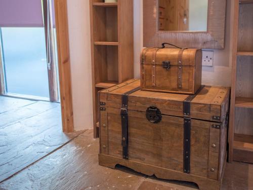 Pass The Keys Spacious Converted Barn With Hot Tub Sleeps 8