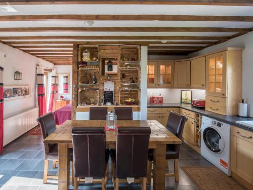 Pass The Keys Spacious Converted Barn With Hot Tub Sleeps 8