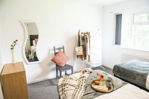 Comfy 3-bed House Near City Centre, Sleeps 6