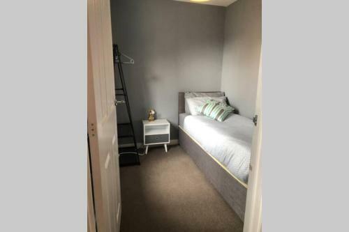 Dudley House **staycation & Contractors** Sleeps 7