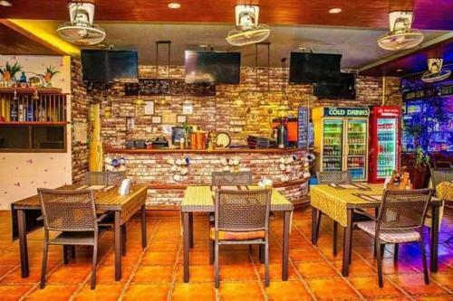 Hostal Jolly Guesthouse & Restaurant