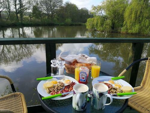 Shepherds Hut With Balcony Over Lake 'roach'