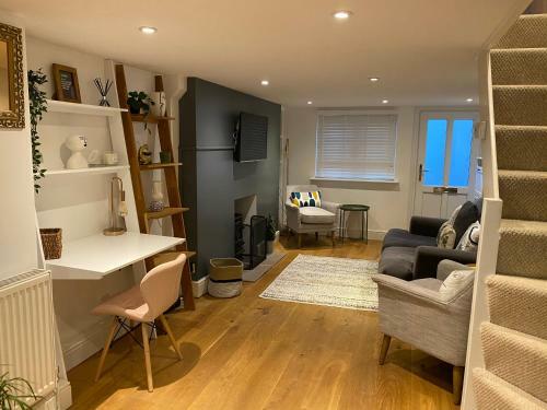 Cosy And Contemporary Cottage