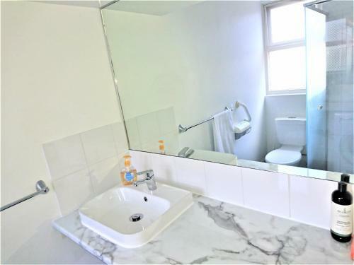 Hi 5 Glenelg Studio Apartment