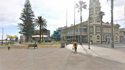 Hi 5 Glenelg Studio Apartment