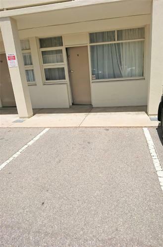 Hi 5 Glenelg Studio Apartment