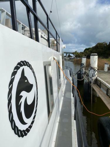 Swamp Fox Luxury 2br Dutch Barge