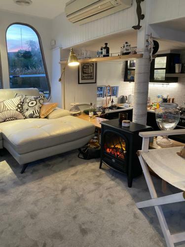 Swamp Fox Luxury 2br Dutch Barge
