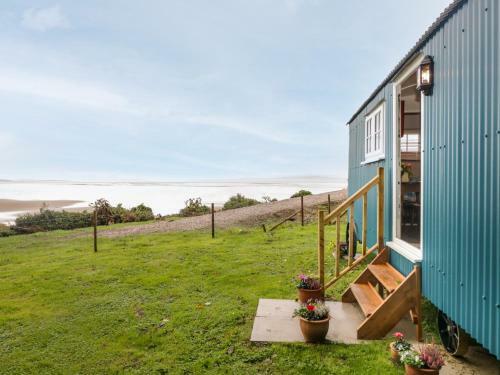 Seashore Shepherds Hut Moat Farm