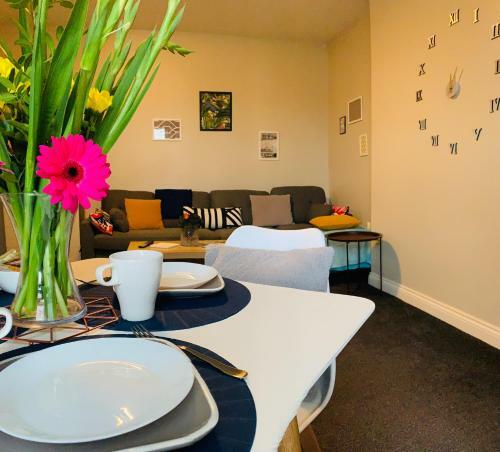 Free, Large Car Park, 2 Bedroom Apartment