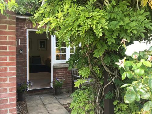 Hostal Garden Room, The Meadows, Oakley Court