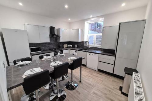 Beautiful Seaside Apartment With Parking