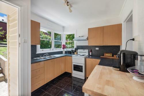 Warwick St Retreat! 3 Bedroom House With Parking