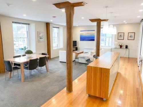 Luxury Hobart Waterfront Apartment With Views!