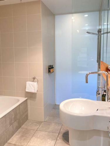 Luxury Hobart Waterfront Apartment With Views!
