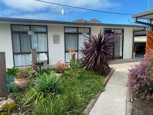 Investigator Beach Breeze Apartments U2
