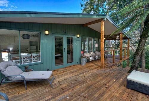 Ribbon Gum Lodge