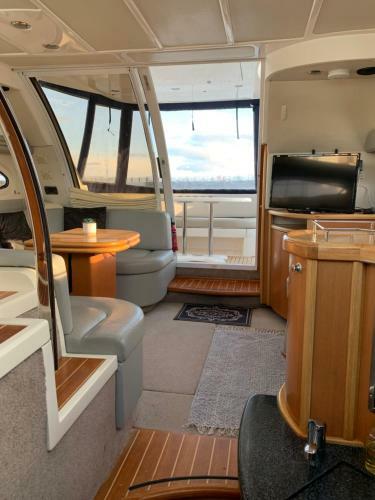 Heleson Motor Boat Accommodation