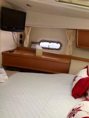 Heleson Motor Boat Accommodation