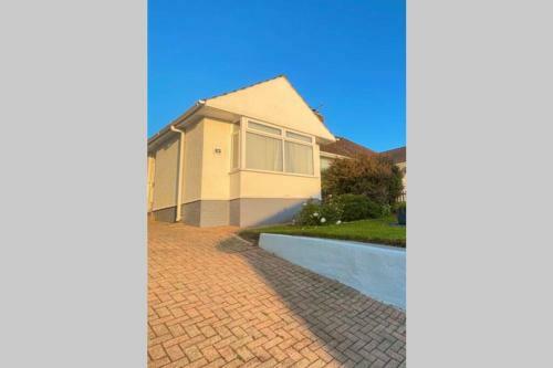 Riviera Bungalow, Near Coast, Fast Fibre