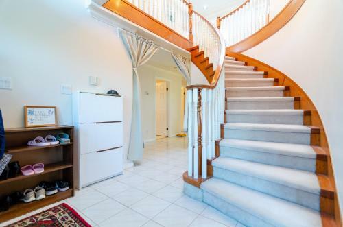 3 Private, Spacious, Bright Rooms In A Gorgeous House