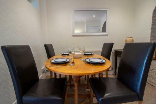 St. Vincent Cottage- Cosy With Church Views