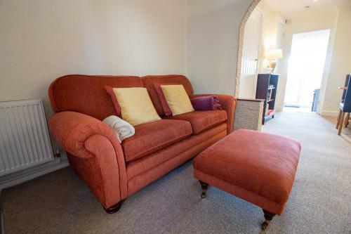 St. Vincent Cottage- Cosy With Church Views