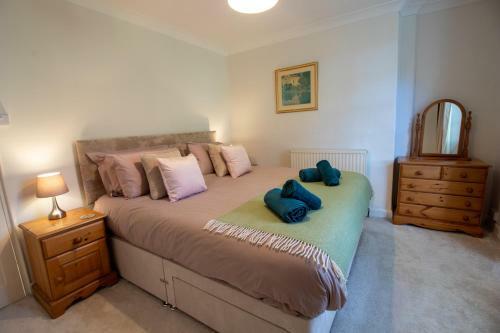 St. Vincent Cottage- Cosy With Church Views
