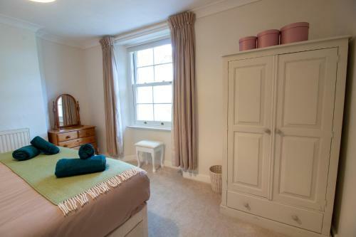 St. Vincent Cottage- Cosy With Church Views