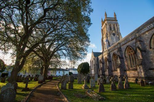 St. Vincent Cottage- Cosy With Church Views