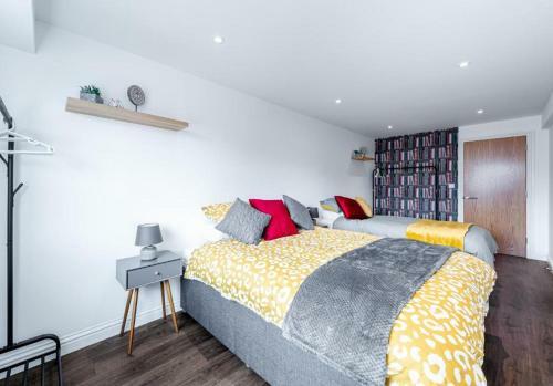 Homely - Watford Central Apartments (Warner Bros Studio)