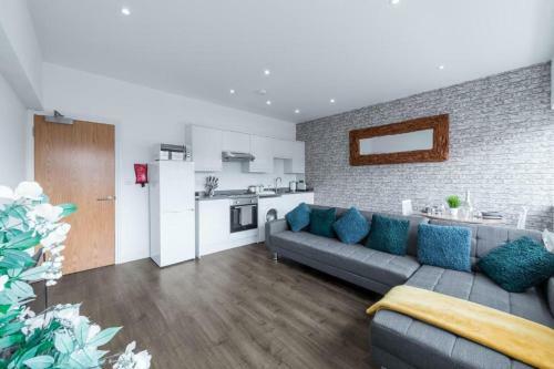 Homely - Watford Central Apartments (Warner Bros Studio)