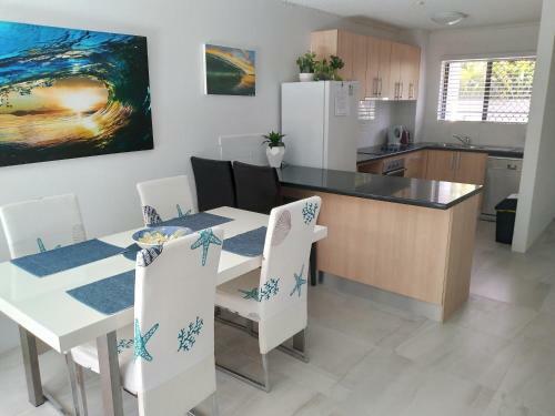 Fantastic 2brm Absolute Beachfront Apartment, Hedges Avenue Mermaid Beach