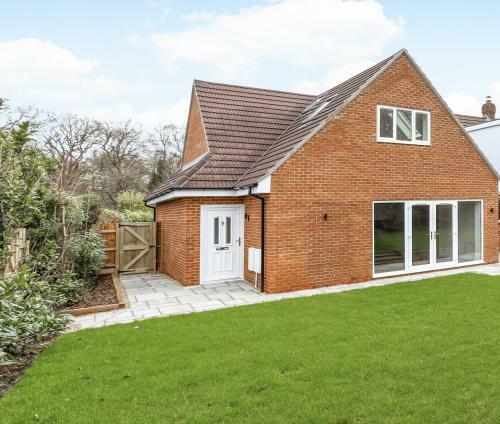Low Cost, 6 Bed With Parking & Large Garden 13