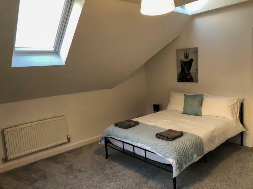 Low Cost, 6 Bed With Parking & Large Garden 13
