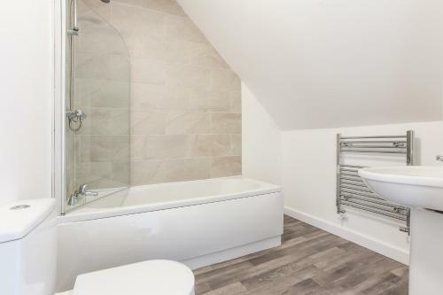 Low Cost, 6 Bed With Parking & Large Garden 13