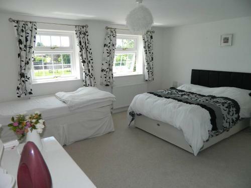 Swimming Pool House In West Chinnock