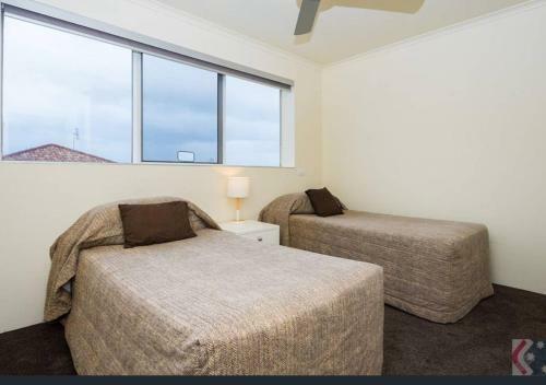 Gorgeous 4 Bed Beachside Apartment - Diamond Beach Resort