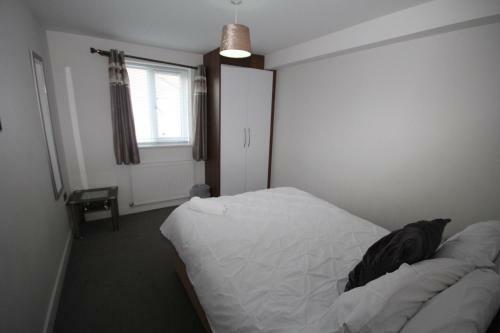 Holden Court Apartments -apt 4