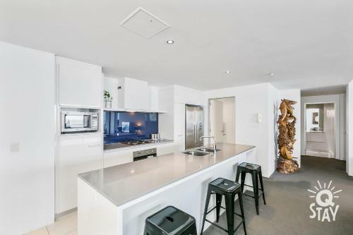 Apartamento Circle On Cavill ? 4 Bedroom Sub Penthouse Full Ocean View!