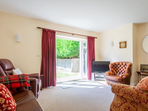 Pass The Keys Elegant 5-bed Detached Home With Spacious Garden